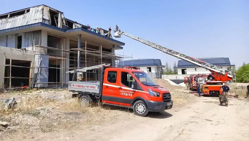 Ankara Gölbaşı'nda Villaları Tehdit Eden Yangın: Yangın Söndürme Çalışmaları Sürüyor