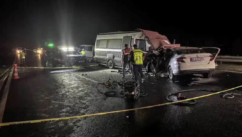 Ters Yolda Kaza: Minibüs Alev Alev Yandı, 1 Ölü 1 Yaralı!