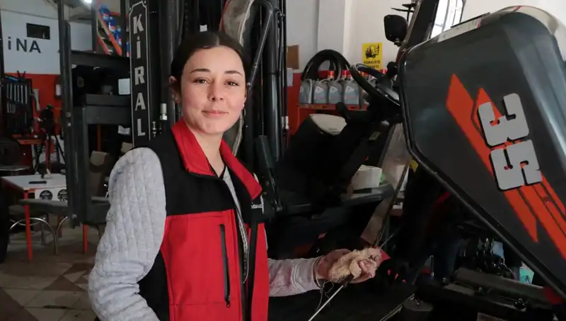 Genç Kadın Melike Hanım: Sanayinin Tek Kadın Çalışanı Forklift Servisinde Çıraklık Yapıyor