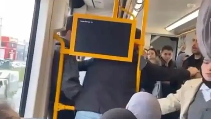Metroda Tekme Tokat Kavga: Yolcular Şokta Kaldı!