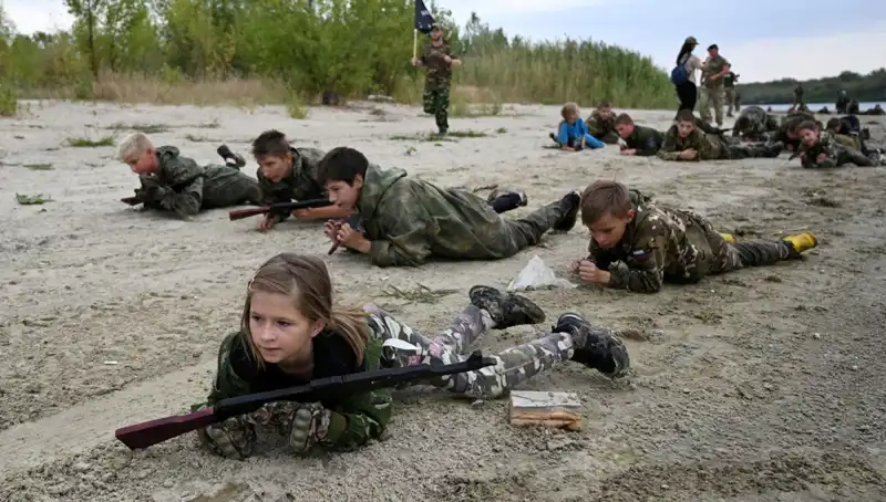 8 Yaşındaki Çocuklar, Rusya'da Askeri Eğitimde Hayat Mücadelesi Veriyor