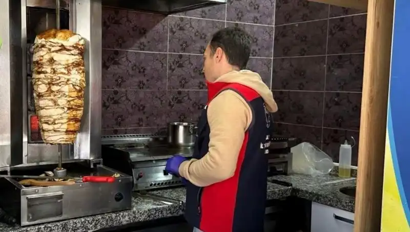 Tavuk Döner Alarmı: İşletmelere Sürekli Baskınlar ve Denetimler Yapılıyor