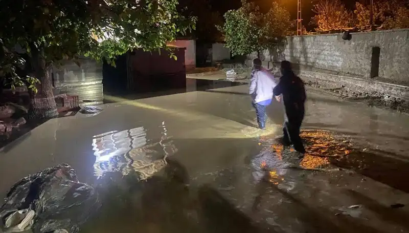 20 Dakikalık Yağış Sonrası Şehirde Sel Faciası: Evler Çöktü