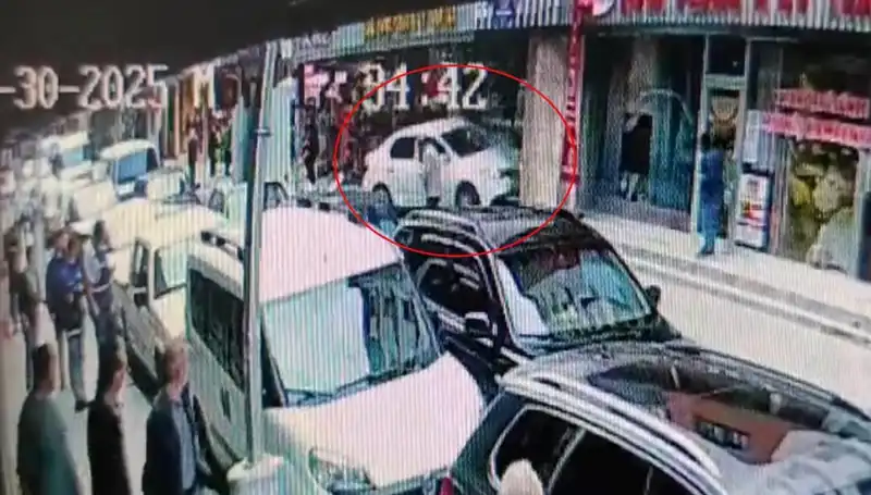 Alkollü Sürücü Mağazaya Daldı: İki Çocuk Şans Eseri Kurtuldu!