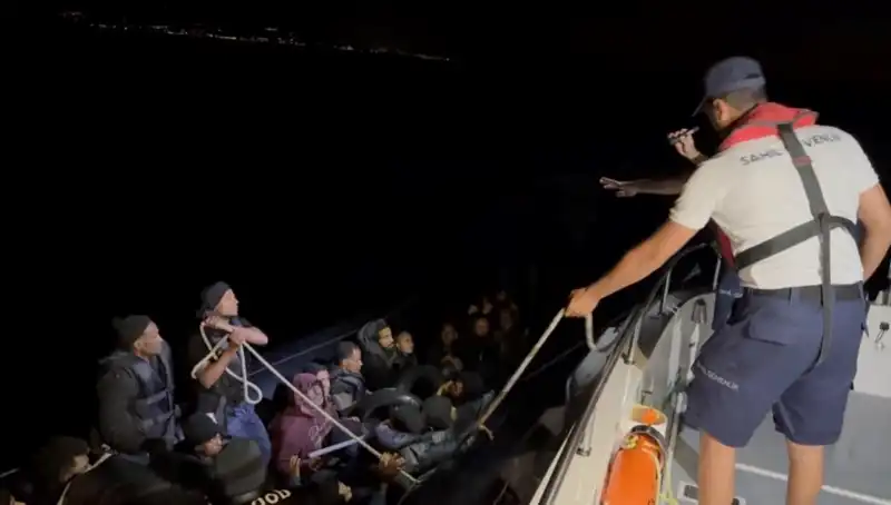 Çeşme Açıklarında Tehlike: 42 Kaçak Göçmen Kurtarıldı