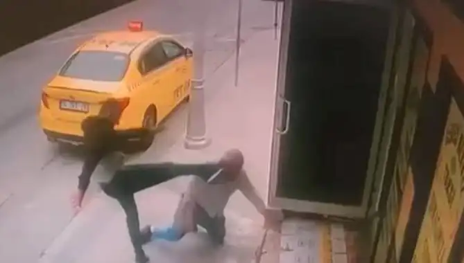 Taksi Durağında İnanılmaz Olay: Oğul ve Alacaklı Arasındaki Kırıcı Anlaşmazlık