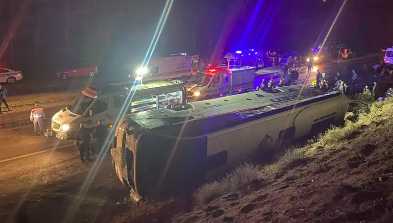 İşçi Servisi Devrildi: 23 Kişi Yaralandı, Olayın Ayrıntıları Üzerine Çarpıcı Bilgiler