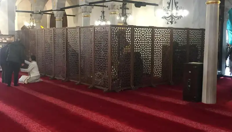 Kadın ve Erkeklerin Yan Yana Teravih Namazı Kıldıkları İddiası Ne Anlama Geliyor?
