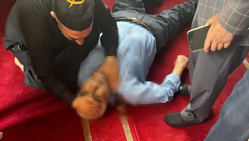 Camide Namaz Kılarken Bıçaklanan Kişi Hayat Mücadelesi Veriyor