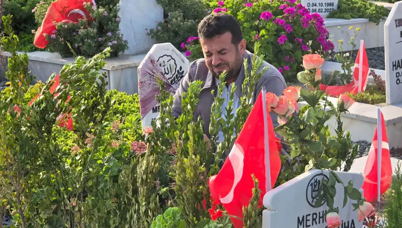 Deprem Şehitliği’nde Bayram Coşkusu: Hüzün ve Anma Bir Arada