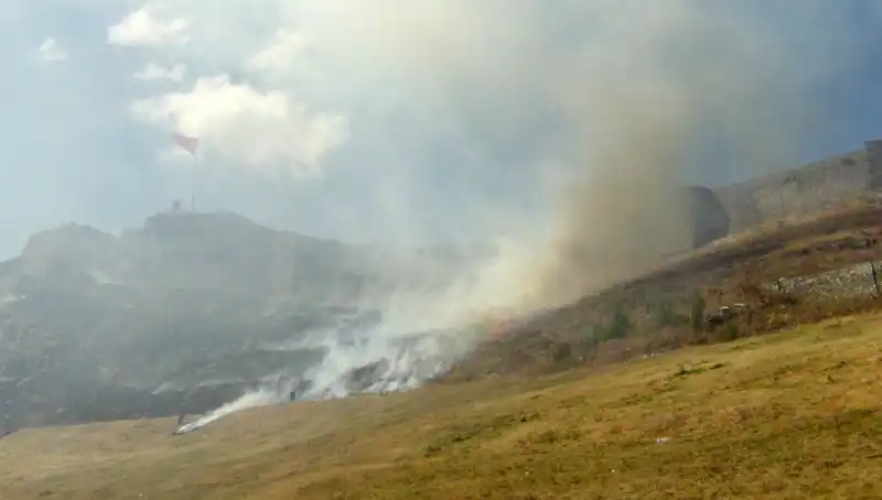 Kars Kalesi Etrafında Yangın Paniği: Anız Yangını Kontrol Altına Alındı