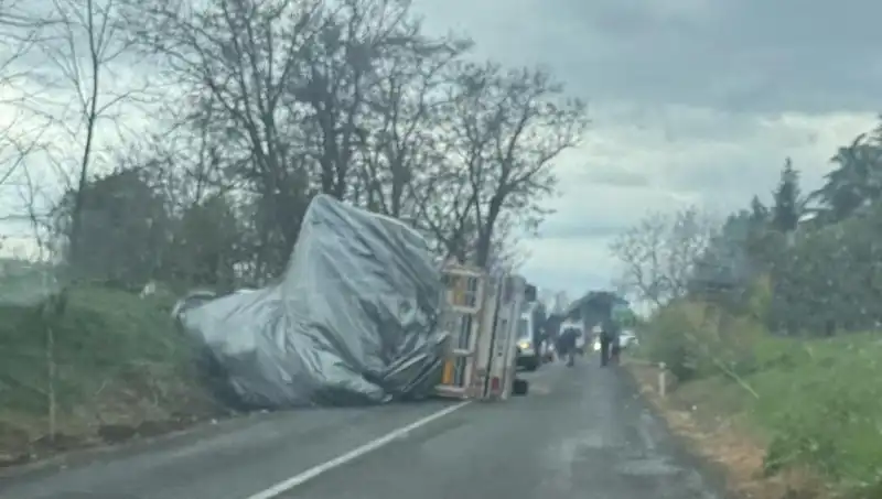 Tekirdağ'da Saman Yüklü TIR Devrildi: Kaza Anı Korkuttu