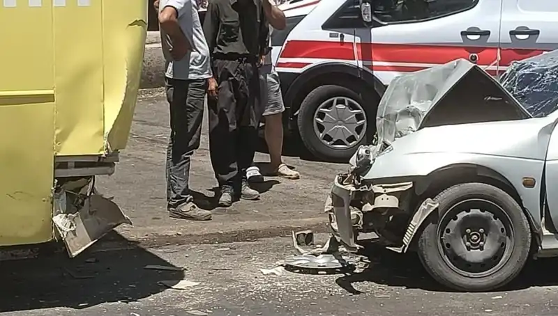 ** Halk Otobüsü ile Otomobil Çarpıştı: Kaza Yerinde İki Yaralı!**