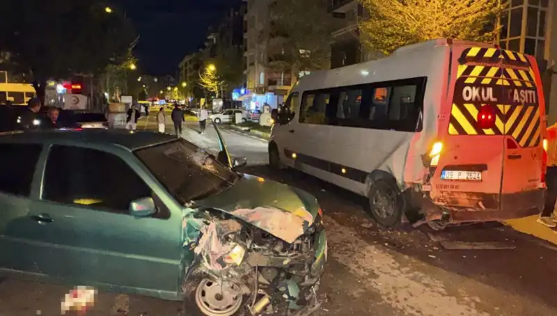 Otomobil Servis Minibüsüne Çarptı: 6 Kişi Yaralandı, Kazanın Ayrıntıları Şaşırttı