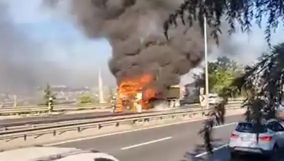 D-100 Karayolu'nda TIR Yangını, Trafiği Felç Etti: Detaylar Here!