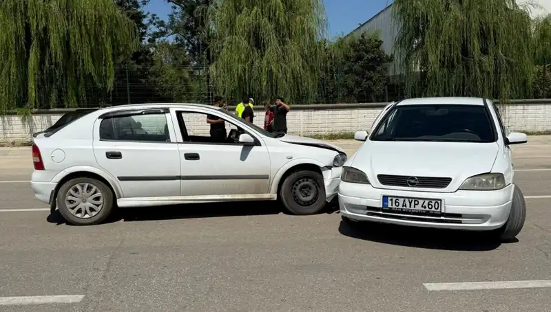 İki Otomobil Çarpıştı: Yerel Yolda Korkutan Kaza, İki Yaralı