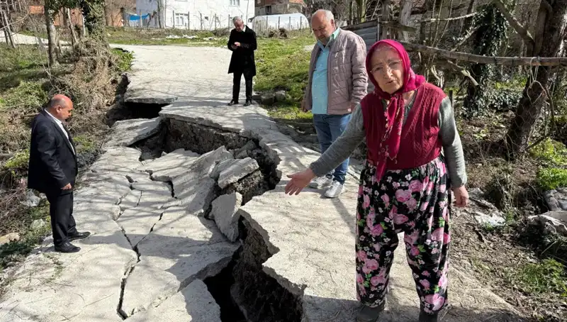 Heyelan Alarmı: Mahalledeki Yol Çöktü, 130 Hane Tehlikede!