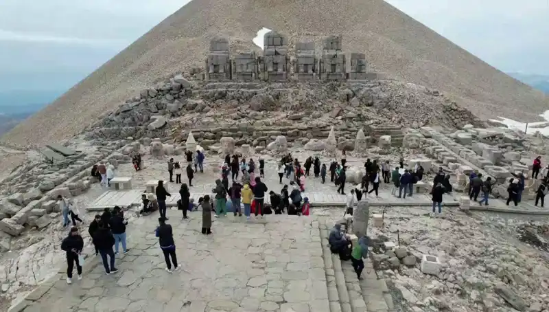 Nemrut Dağı Bayramda Ziyaretçi Akınına Uğradı: Tüm Detaylar Burada