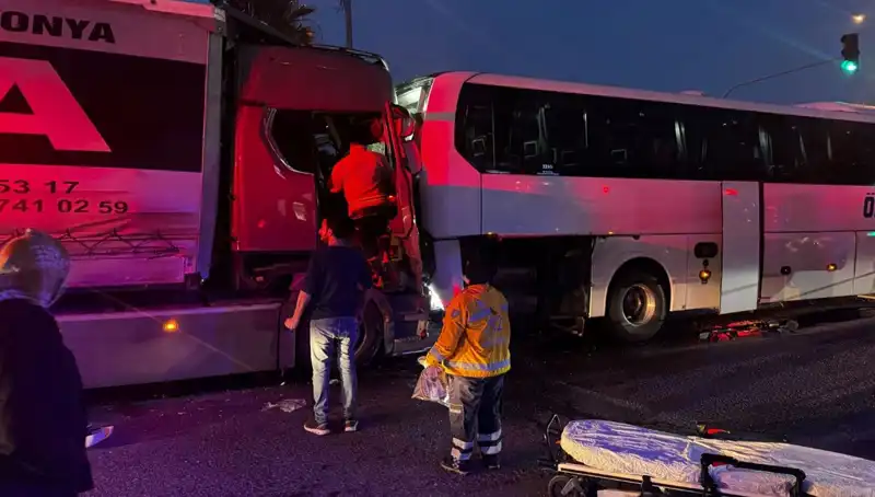 Göz Göze Gelen Kazada 4 Araç Birbirine Girdi: 1 Kişi Hayatını Kaybetti