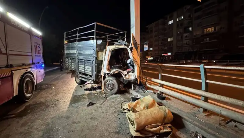 Kamyonet Yön Tabelasına Çarptı: Sürücü Yaralandı, Detaylar Şok Edici!