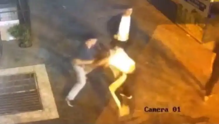 İstanbul'un Merkezinde Tekmeli Yumruklu Sokak Kavgası Yürekleri Ağza Getirdi