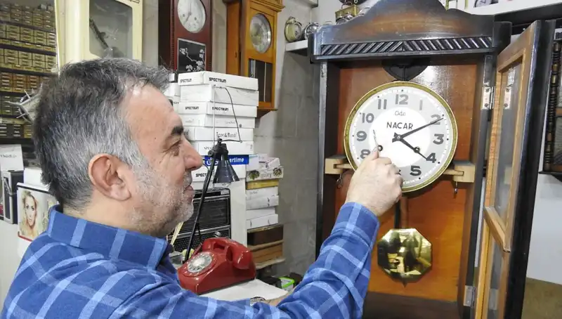 10 Metrekarelik Dükkanında Saat Tamircisi: Tarihi Saatlerin Yeniden Hayata Dönüşü