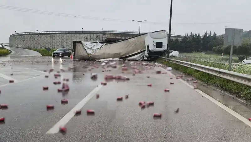 TIR Devrildi, İçkiler Yola Saçıldı: Kazanın Detayları ve Sonuçları