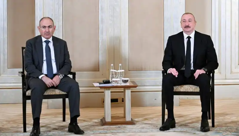 Aliyev ve Paşinyan, Abu Dabi'de Barış Sürecini Tartışmak İçin Bir Araya Geldi