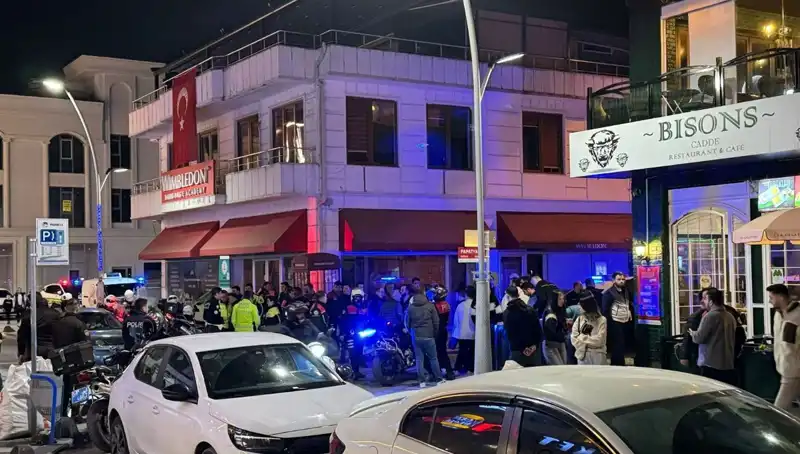 Kafe Önünde Yaşanan Korkunç Olay: Ateş Açan Şahıs, Engellemek İsteyen Sahibine Bıçakla Saldırdı