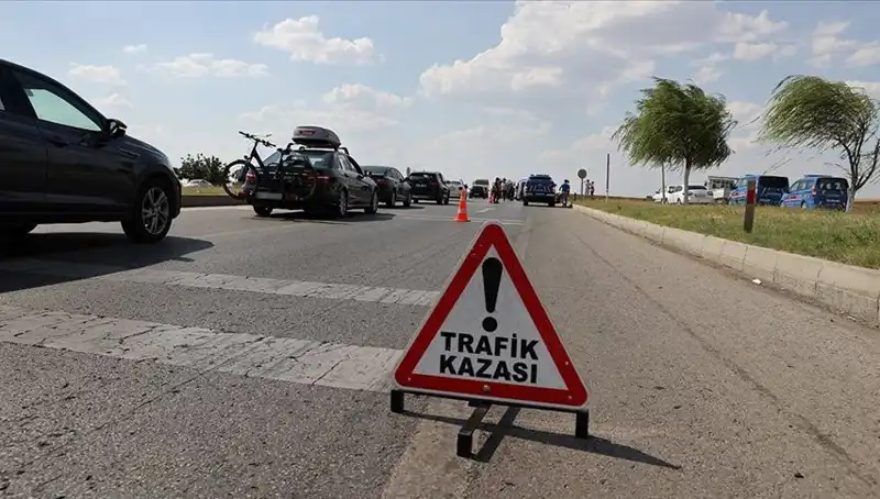Adana'da Kamyon ve Otomobil Çarpışması: 1 Ölü, 1 Yaralı