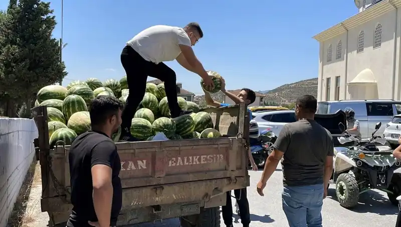 Büyük Kalp: Tonlarca Karpuzu Ücretsiz Dağıtarak Gönülleri Fethetti!