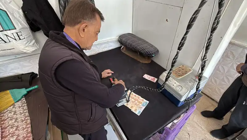 47 Yıllık Terzi Ahmet'in İlginç Rutini: Paraları Ütülüyor!