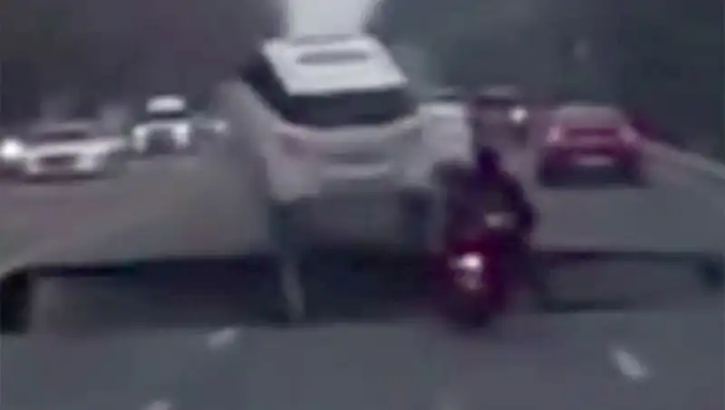 Güney Kore'de Otoyolda Ortaya Çıkan Dev Çukur, Motosikleti Yuttu!