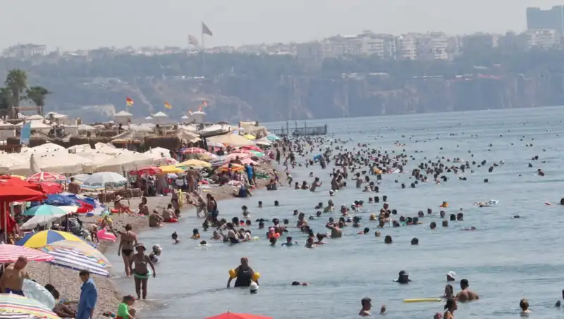 Antalya’da Sıcak Deniz Suyuyla Uzun Yaz Günlerine Merhaba!