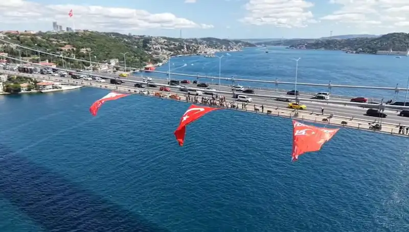 Dev Türk Bayrağı, Tarihi Köprüyü Göz Alıcı Şekilde Süsledi