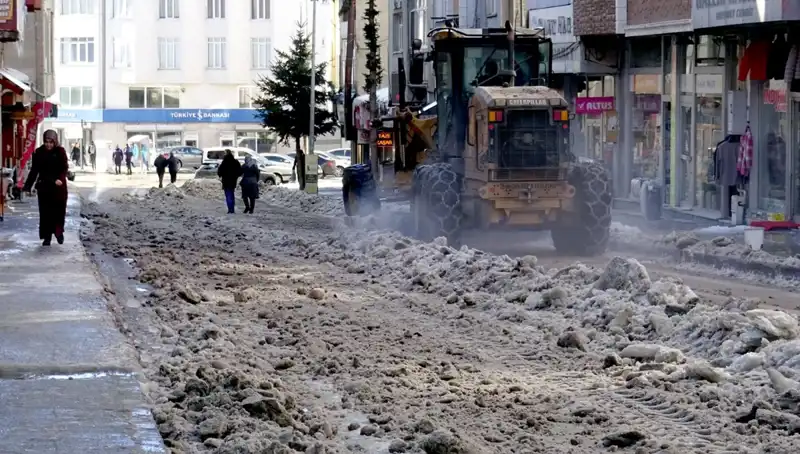 Sarıkamış'ta Kış Hazırlıkları Başladı: Kar ve Buzlar Temizleniyor