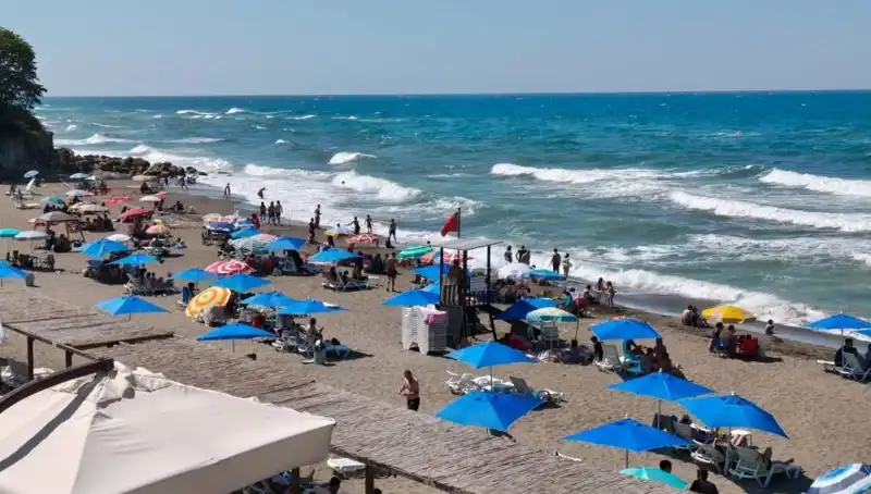 Akçakoca'da Deniz Yasağı: Yaz Tatili Hayalleri Suya mı Düştü?