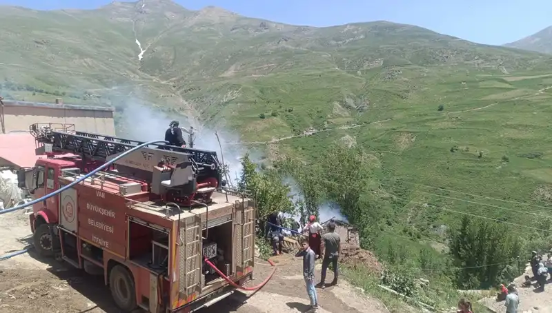Van'da Evde Çıkan Yangın: Küçük Bir Çocuğun Hayatı Kayıp!