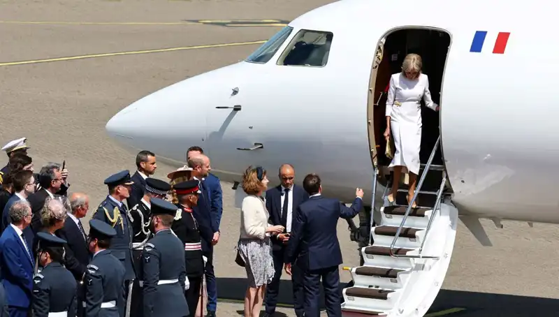 Eşinin Dikkatini Çeken O An! Macron’un Elini Neden Bıraktı?