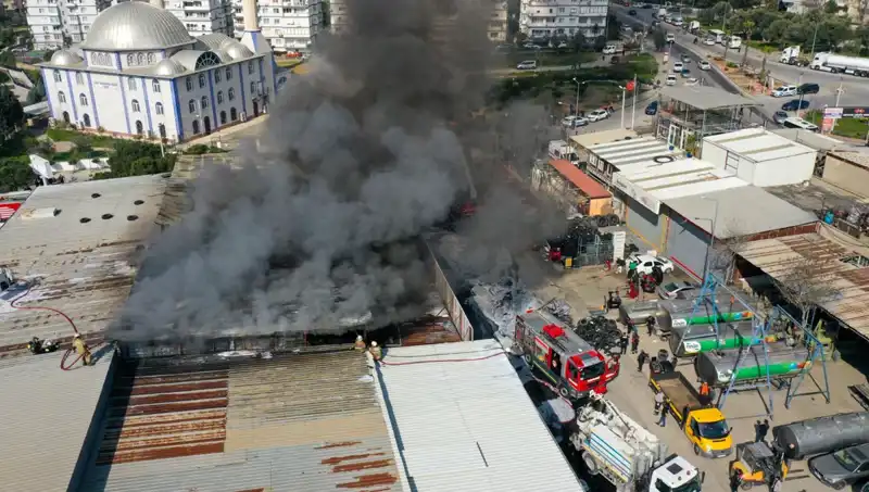 İzmir'de Oto Lastikçide Çıkan Yangın: Korkutan Anlar ve Nedenleri