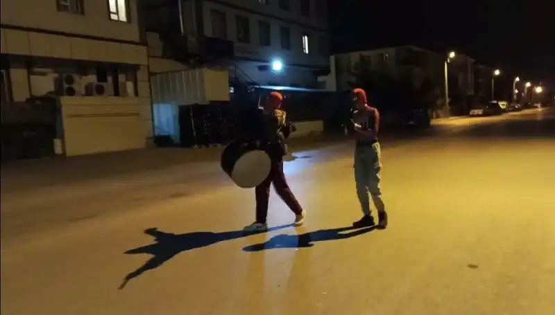 Erzincan Sokaklarında Sahur Coşkusu: "Örümcek Adamlar" Davul Zurna Eşliğinde Maniler Söyledi