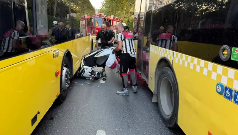 Motosiklet İETT Otobüslerinin Arasında Sıkıştı: Korkunç Kaza Anları