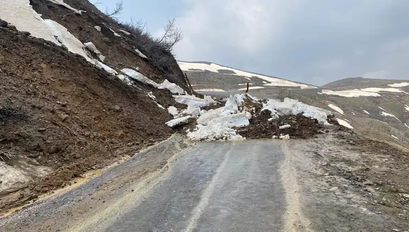 Muş'ta Heyelan Sonrası Kapalı Köy Yolu Tekrar Ulaşıma Açıldı