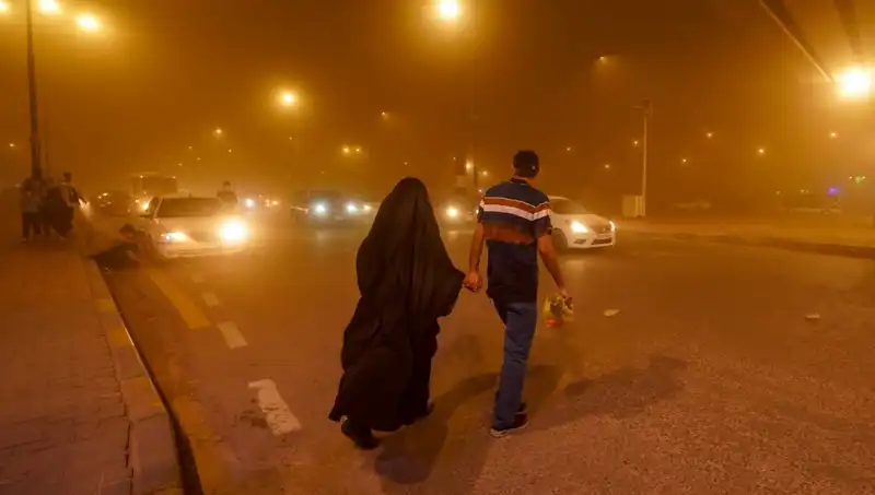 Irak'ta Kum Fırtınası Hayatı Olumsuz Etkiliyor: Havalimanları Kapalı, Hastaneler Dolu