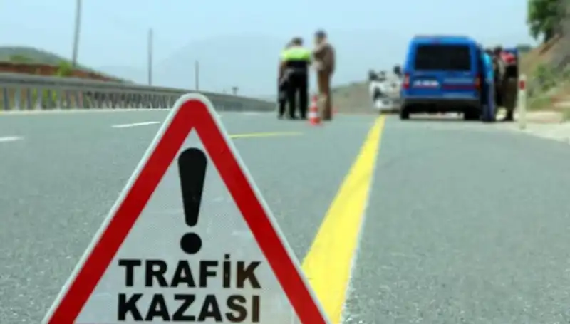 Otomobil ile Hafif Ticari Araç Çarpıştı: 6 Can Kaybı ve Yaralılar