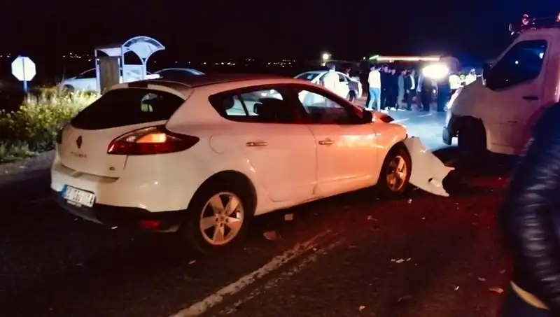 Otomobiller Kafa Kafaya Çarpıştı: 1 Ölü, 7 Yaralı