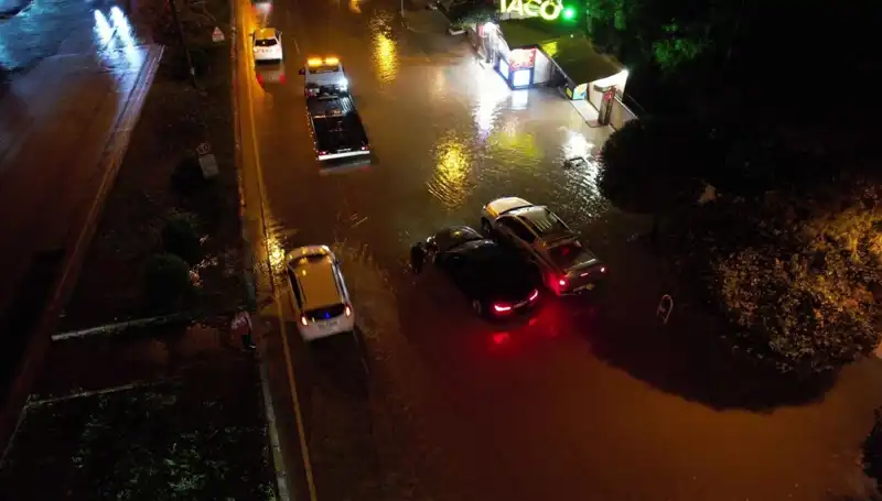 Adana'da Beklenmedik Sağanak Yağışlar Hayatı Durma Noktasına Getirdi