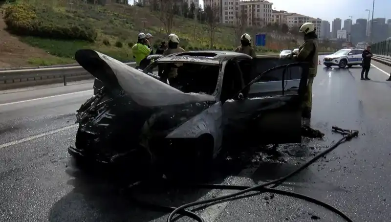 Otomobil Yangını: Alev Alev Yanan Araç Küle Döndü!