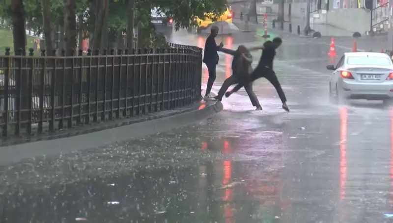 İstanbul ve İzmir İçin Meteoroloji'den Kritik Uyarı: Turuncu Kodlu Alarm