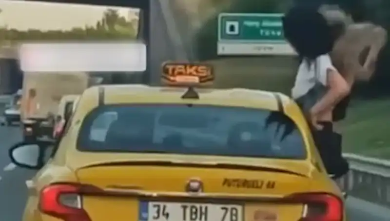 TEM Otoyolu'nda Taksinin Camından Sarkan Gençler Şok Undurdu